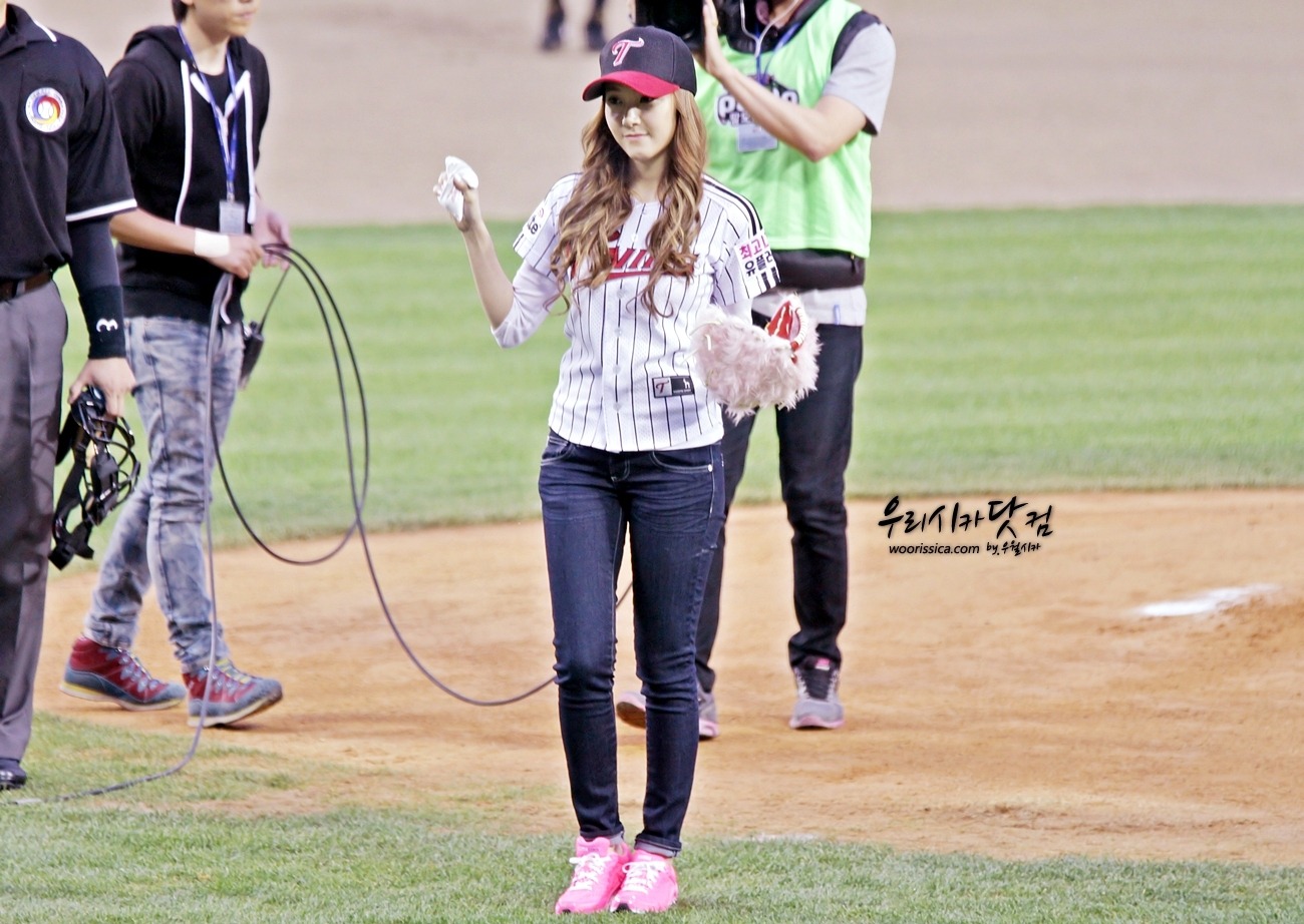[PIC][11-05-2012]Jessica ném bóng mở màn cho trận đấu bóng chày giữa LG & Samsung chiều nay - Page 3 136E04494FAE63CD1A6E1A