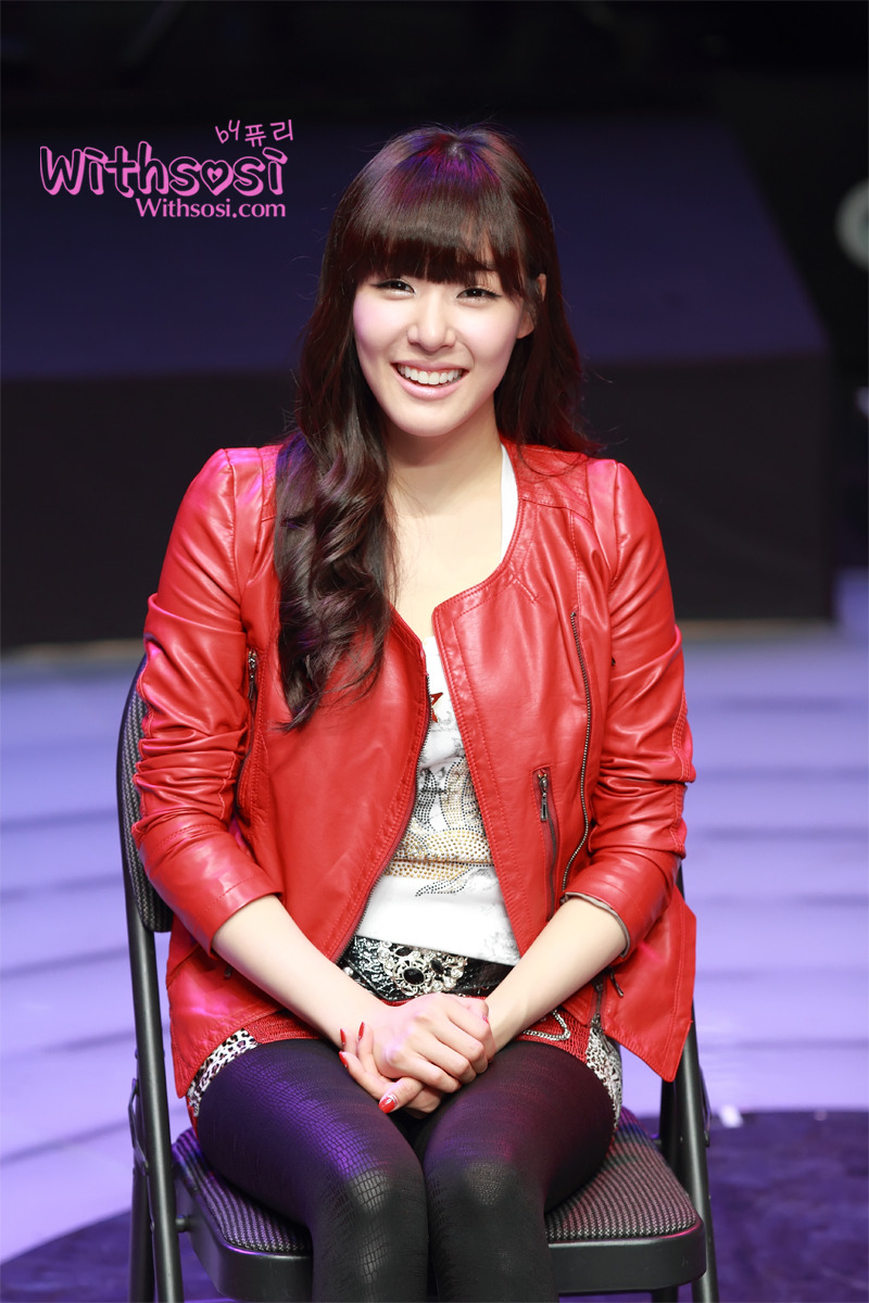 [PIC][23-01-2012]HÌNH ẢNH CỦA TIFFANY TRONG VỞ "FAME"  - Page 2 141882434EBA81234E824E