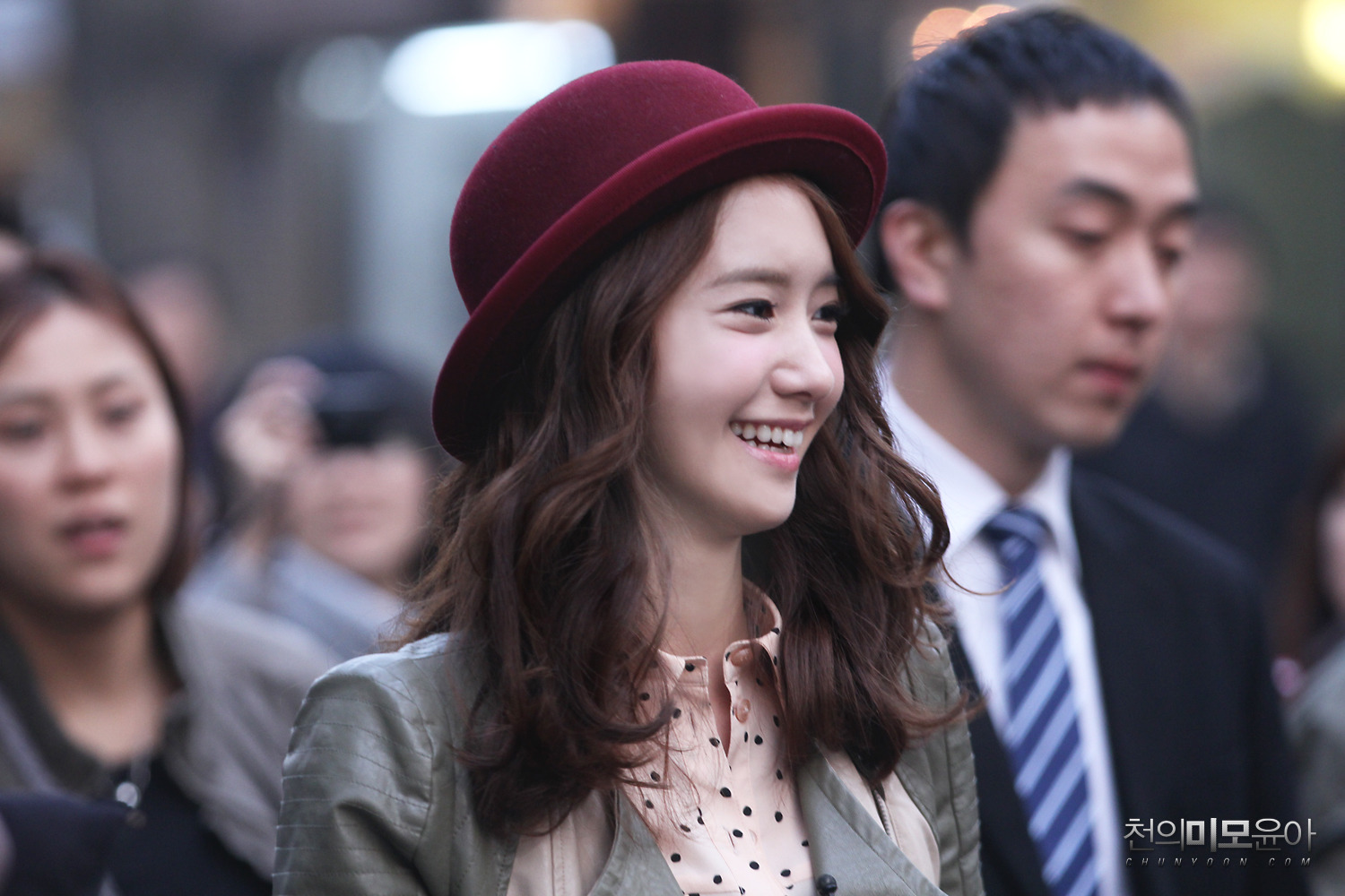 [OTHER][31-12-2011]YoonA tại trường quay của bộ phim " Love Rain " - Page 21 146CB64B4F7F1F0105A9EE