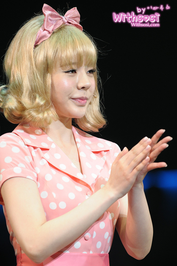 [OTHER][12-06-2012]Selca mới nhất của Sunny và Park Kwang Hyun tại hậu trường "Catch Me If You Can"  - Page 4 14751E404F7737820AA1FB