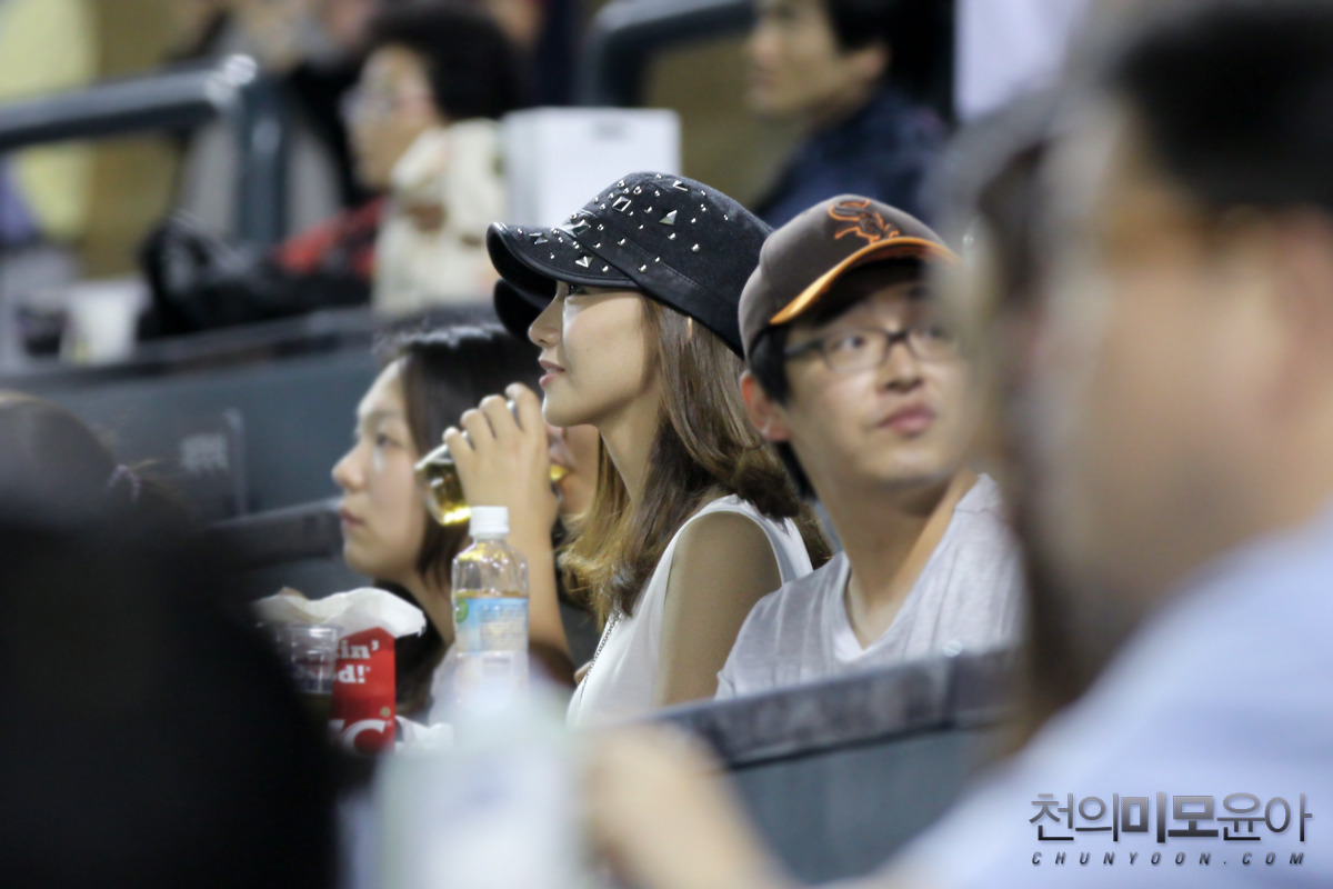 [PIC][15-06-2012]YoonA đến xem trận đấu bóng chày giữa Doosan Bears & Samsung Lions vào chiều nay - Page 3 187F4E464FE689E815A83B