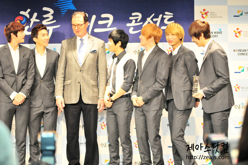 [CONF] [2011.11.28] K-pop concert press conference 201BFA414ED3432F2748CC