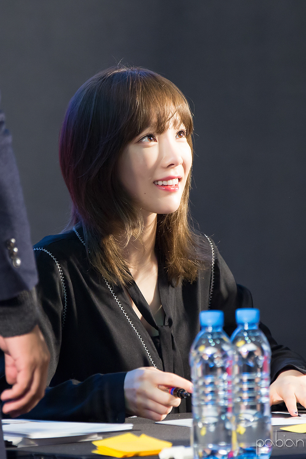 [PIC][18-11-2016]TaeYeon khởi hành đi Busan để tham dự buổi Fansign cho thương hiệu "Sword & Magic" vào hôm nay - Page 3 2139644C582ED60016D85B