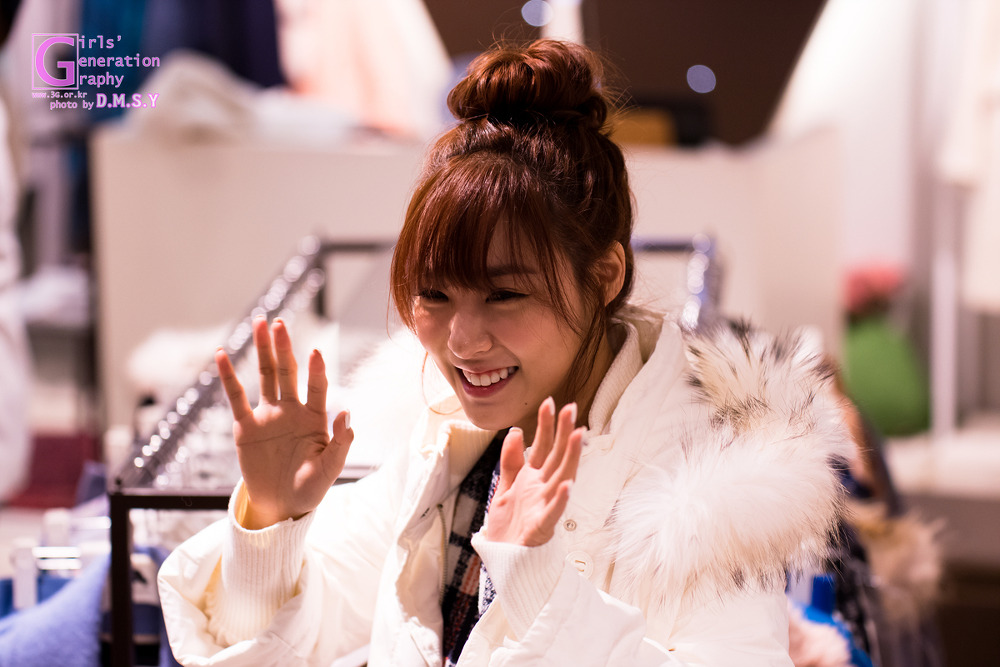 [PIC][28-11-2013]Tiffany ghé thăm cửa hàng "QUA" ở Hyundai Department Store vào trưa nay 21492638529744CE31F521