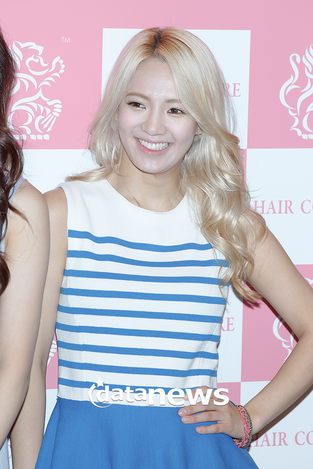 [PIC][26-07-2013]Tiffany - TaeYoen - SeoHyun và HyoYeon xuất hiện tại buổi fansign cho "Hair Couture" vào chiều nay 217FB63D51F670330C3448