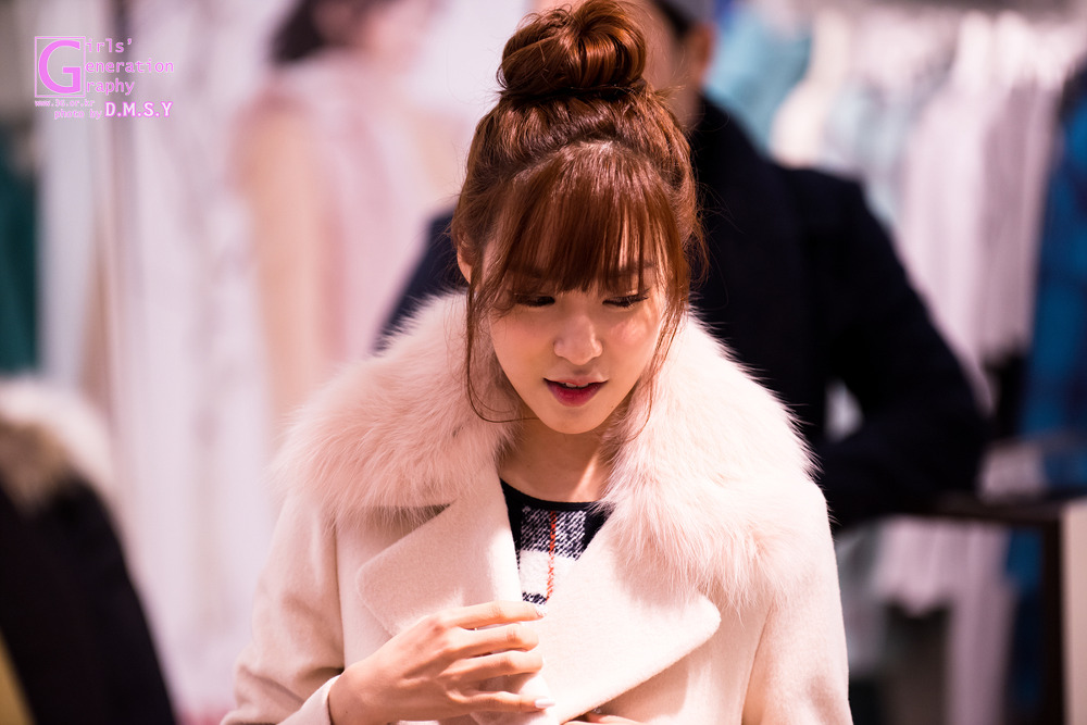 [PIC][28-11-2013]Tiffany ghé thăm cửa hàng "QUA" ở Hyundai Department Store vào trưa nay 22416E36529744D51A3270