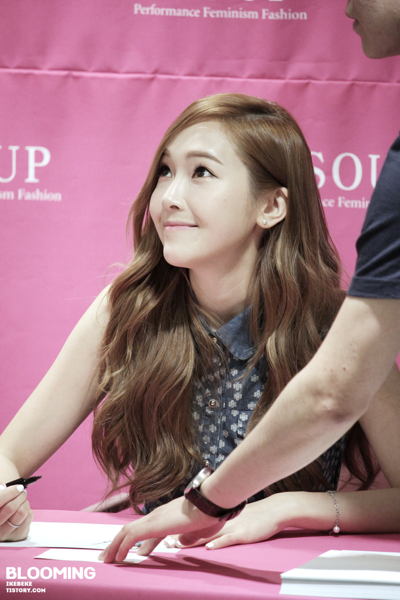 [PIC][14-06-2014]Jessica tham dự buổi fansign lần 2 cho thương hiệu "SOUP" vào trưa nay 2259DD50539D25040F01F6