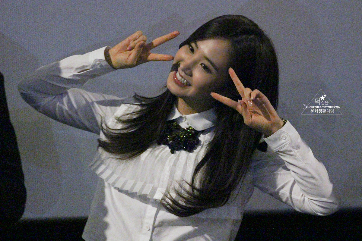 [PIC][07-11-2013]Yuri xuất hiện tại sự kiện "Lotte Cinema" Stage Greeting vào chiều nay + Selca của cô cùng các diễn viên khác 2263C7365293470733CF93
