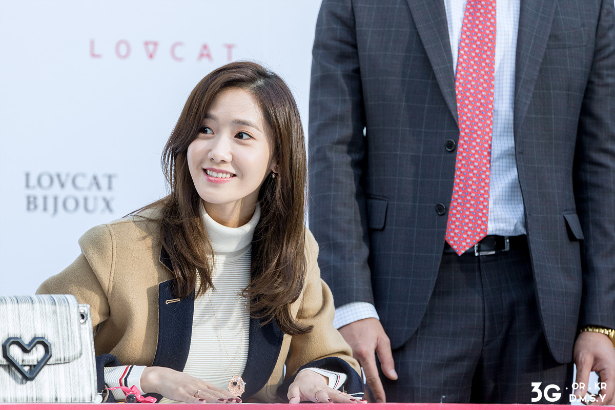 [PIC][24-10-2015]YoonA tham dự buổi fansign cho thương hiệu "LOVCAT" vào chiều nay - Page 6 22746C4556383EED1A9D22