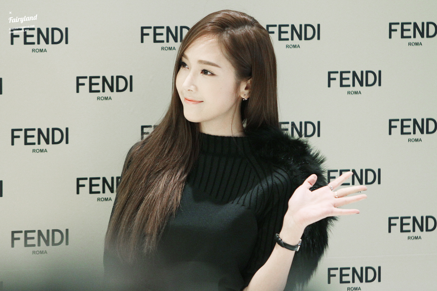 [PIC][24-11-2014]Jessica tham dự sự kiện khai trương cửa hàng "Fendi" tại Lotte World - Seoul vào chiều nay 231984425474718D31B583