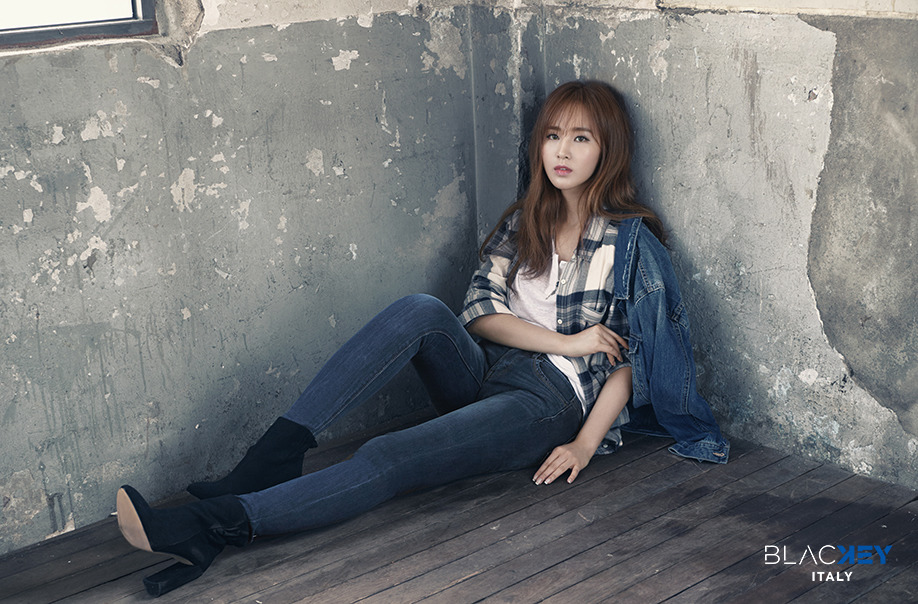 [OTHER][25-08-2016]Yuri trở thành người mẫu mới cho Dòng Jeans - "블라키/BLACKEY" 246CF2445850E72113F87B