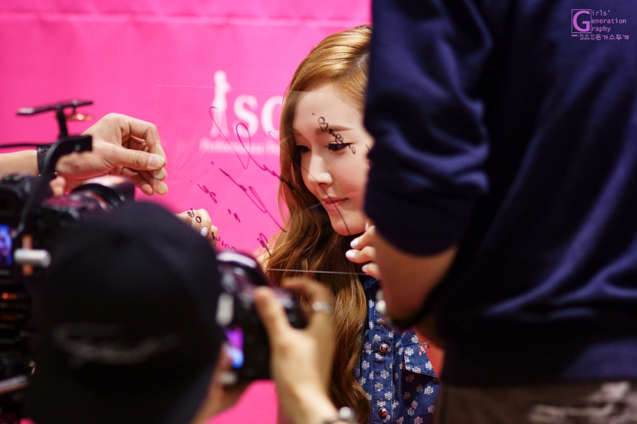 [PIC][04-04-2014]Jessica tham dự buổi fansign cho thương hiệu "SOUP" vào trưa nay - Page 3 25410938539DC15A071F45