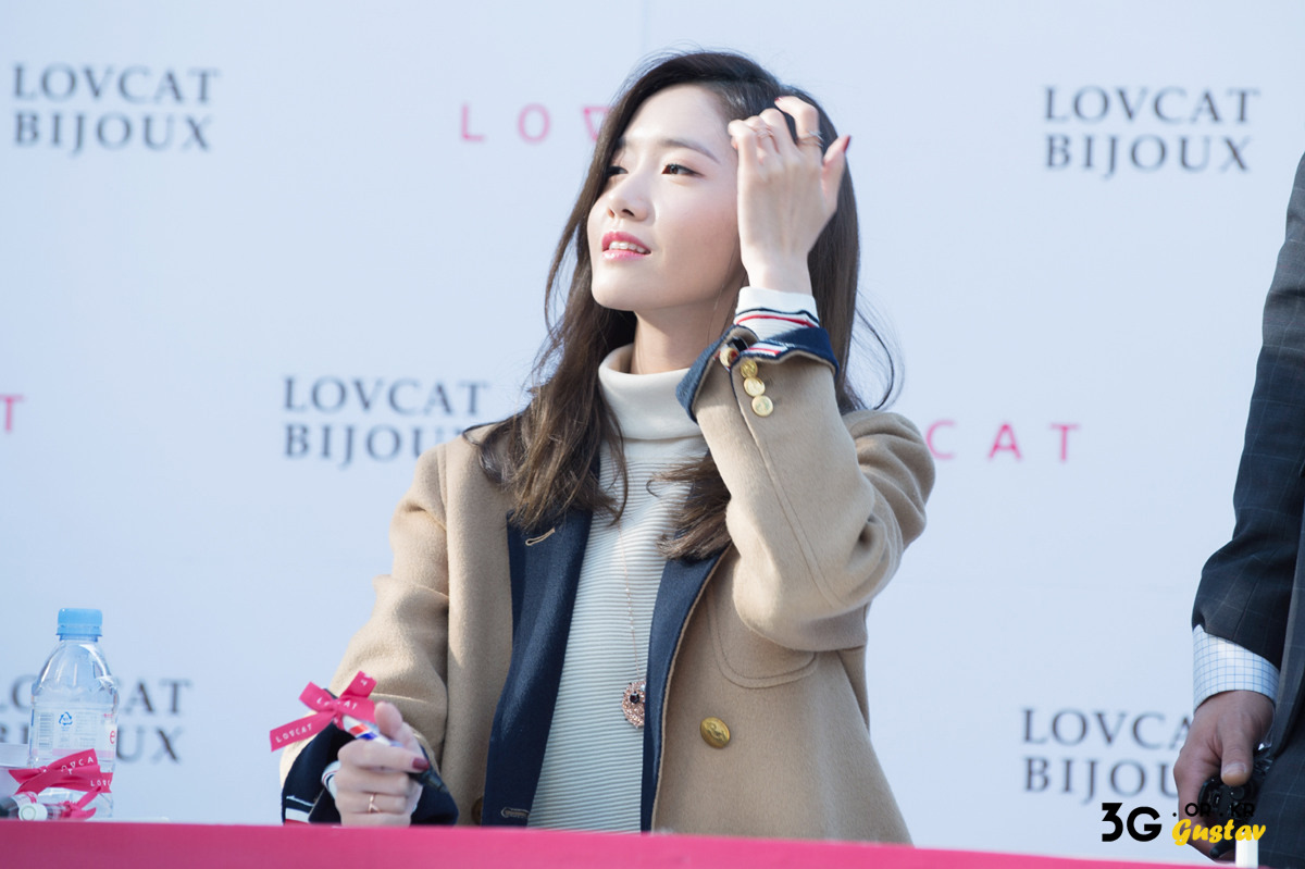 [PIC][24-10-2015]YoonA tham dự buổi fansign cho thương hiệu "LOVCAT" vào chiều nay - Page 3 257EEC33562CDCCD22FE5C