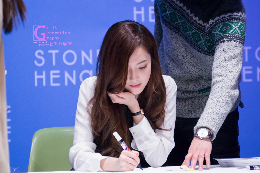 [PIC][01-12-2013]Jessica xuất hiện tại buổi fansign thứ 2 cho thương hiệu "STONEHENgE" vào trưa nay - Page 2 27232850529C6101101B09