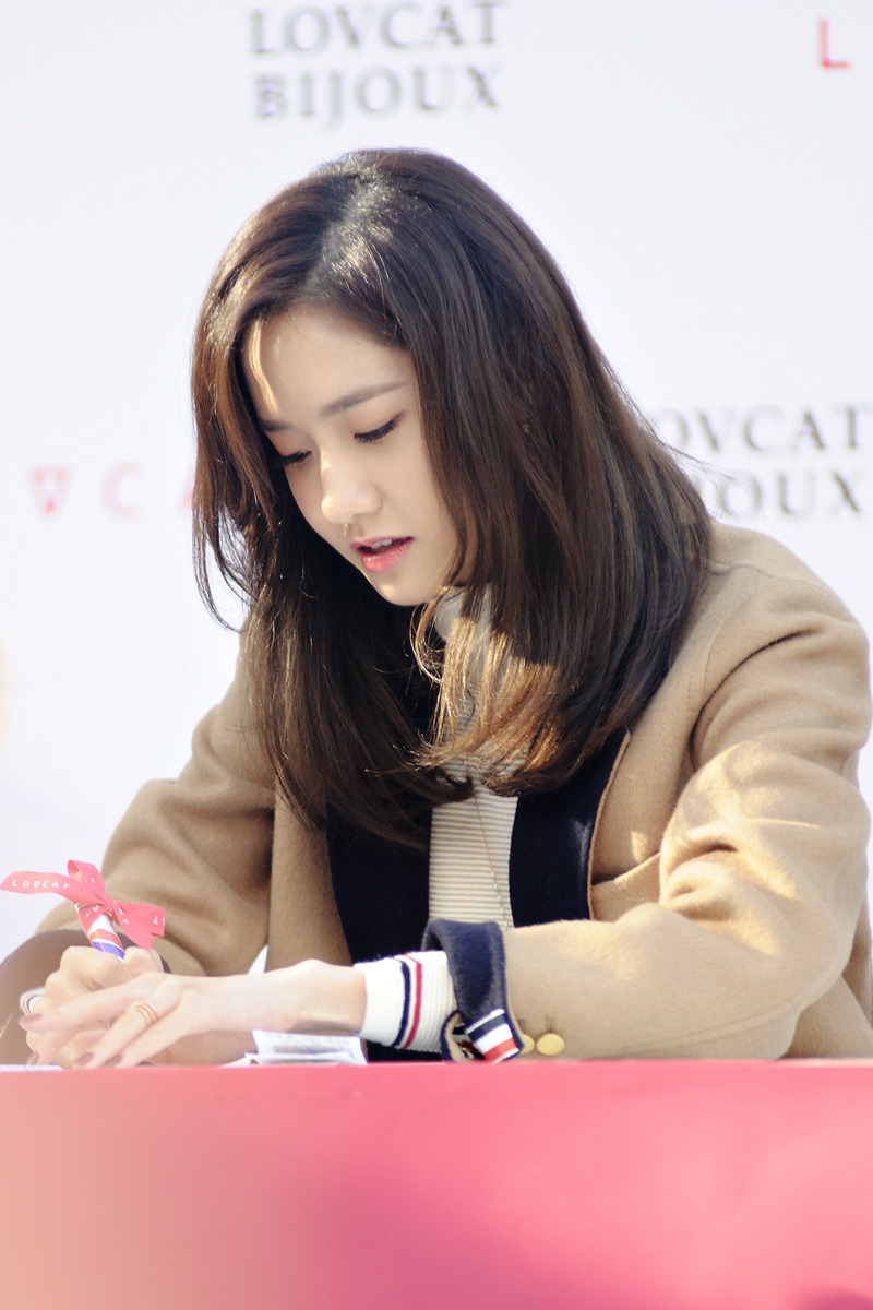 [PIC][24-10-2015]YoonA tham dự buổi fansign cho thương hiệu "LOVCAT" vào chiều nay - Page 4 273DDB43562C844031A2D0