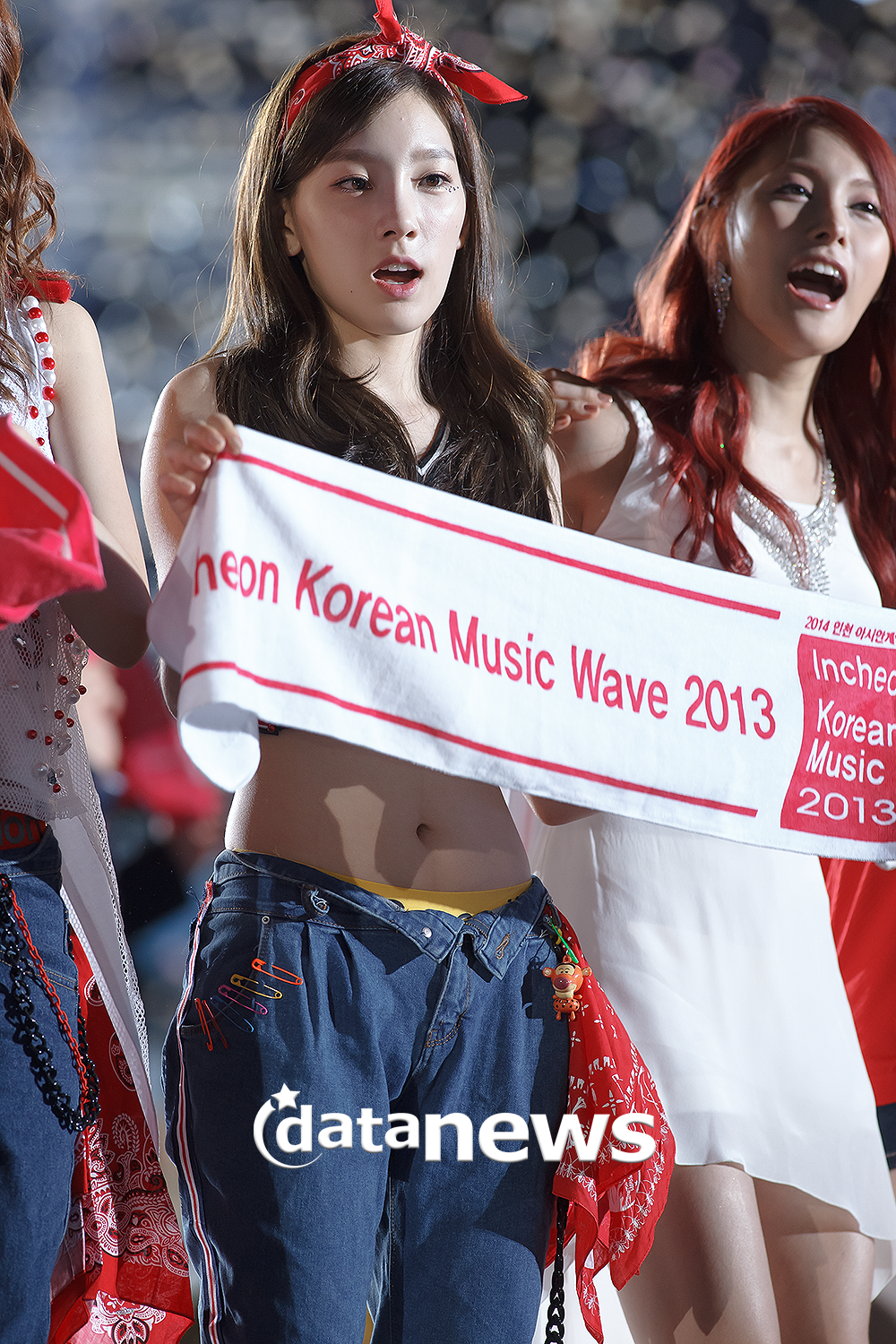 [PIC][01-09-2013]Hình ảnh mới nhất từ "Incheon Korean Music Wave 2013" của SNSD và MC YulTi vào tối nay - Page 2 274DDC4C52238E3317C2E8