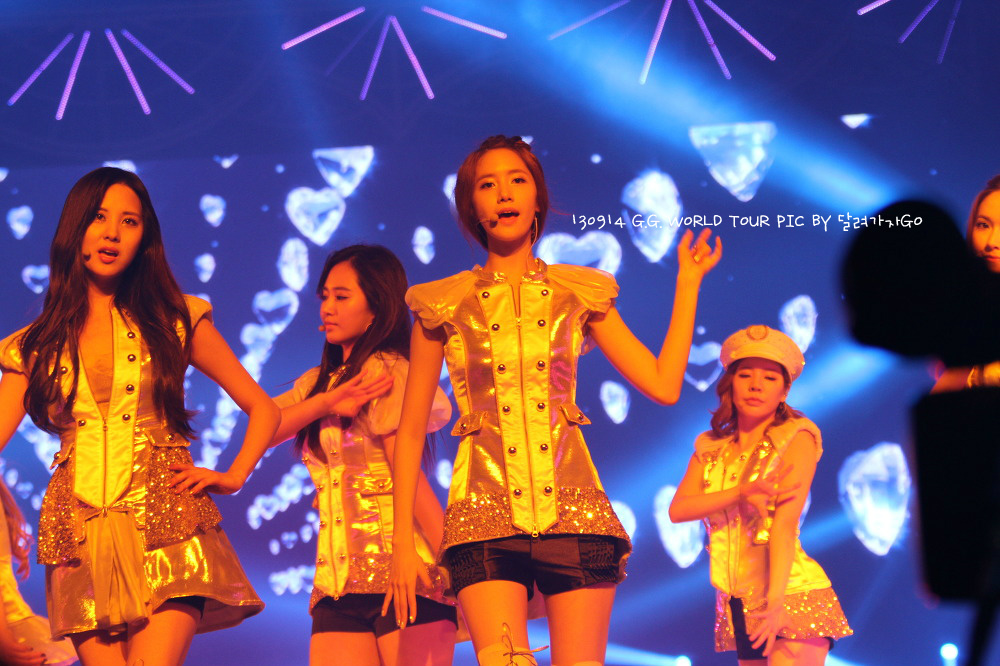 [PIC][13-09-2013]SNSD khởi hành đi Indonesia để biểu diễn "2013 Girls' Generation World Tour ~Girls & Peace~ in JAKARTA" vào chiều nay - Page 11 277B74375242F7E202144F