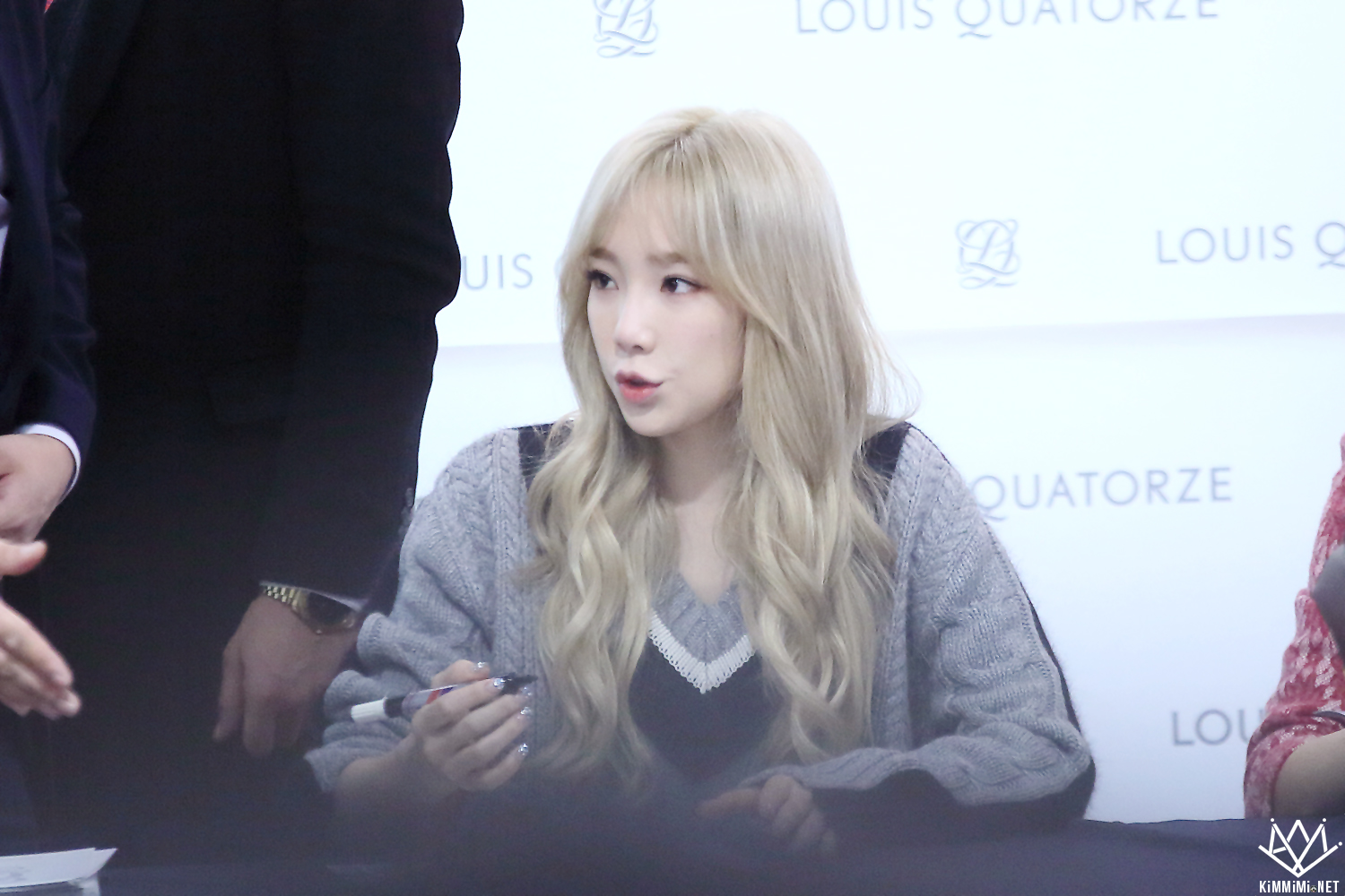 [PIC][27-11-2015]TaeTiSeo tham dự buổi Fansign cho thương hiệu "Louis Quartoze" tại Lotte Department Store Busan vào chiều nay - Page 6 217A533B56A758890397C9