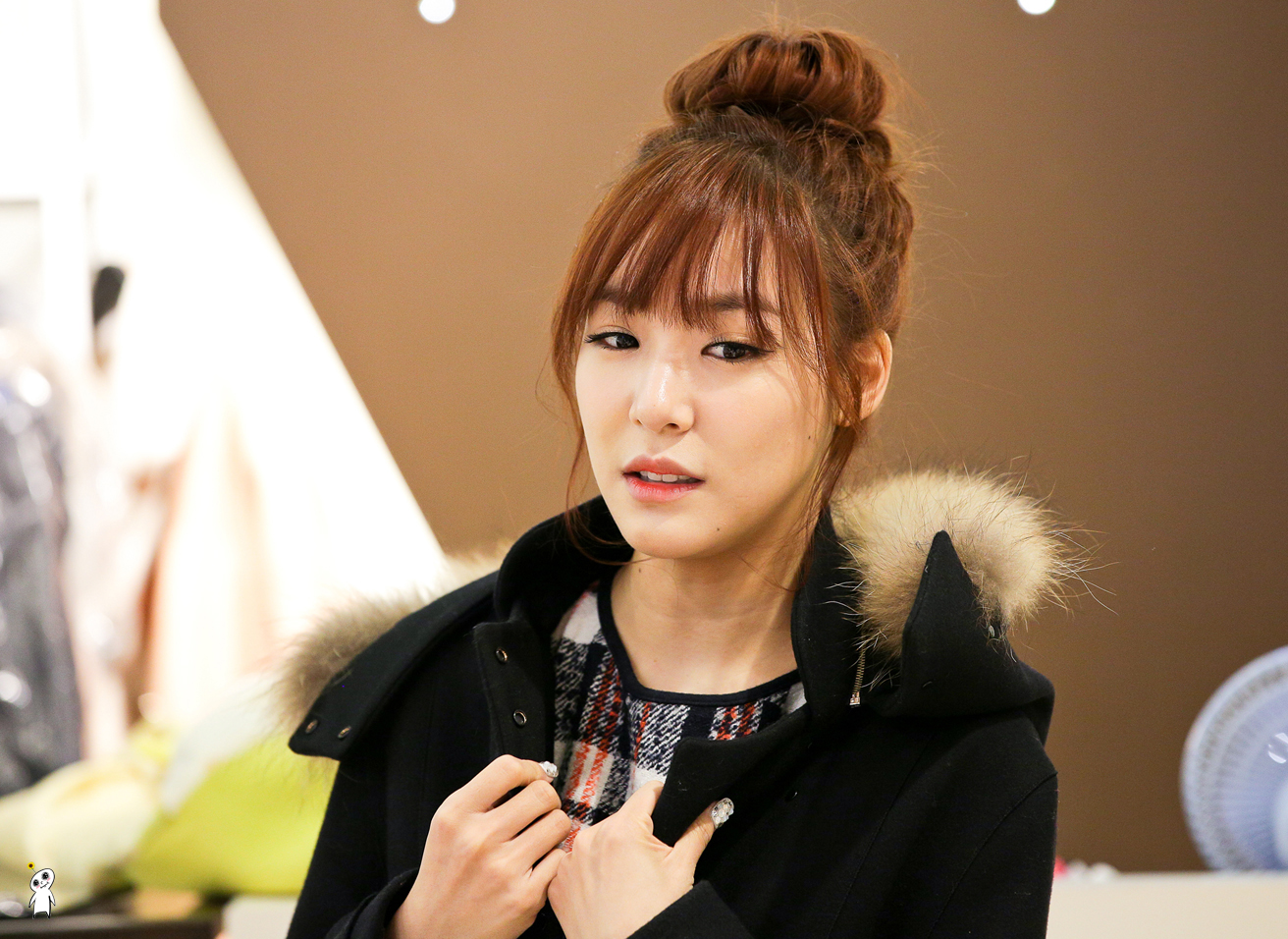 [PIC][28-11-2013]Tiffany ghé thăm cửa hàng "QUA" ở Hyundai Department Store vào trưa nay - Page 3 2408FF4052980CAD20BE4F