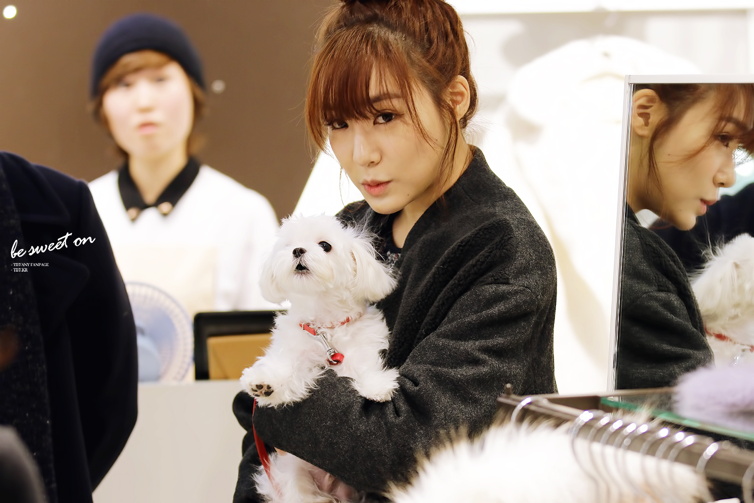 [PIC][28-11-2013]Tiffany ghé thăm cửa hàng "QUA" ở Hyundai Department Store vào trưa nay - Page 3 2410F746529C93C91F49F4