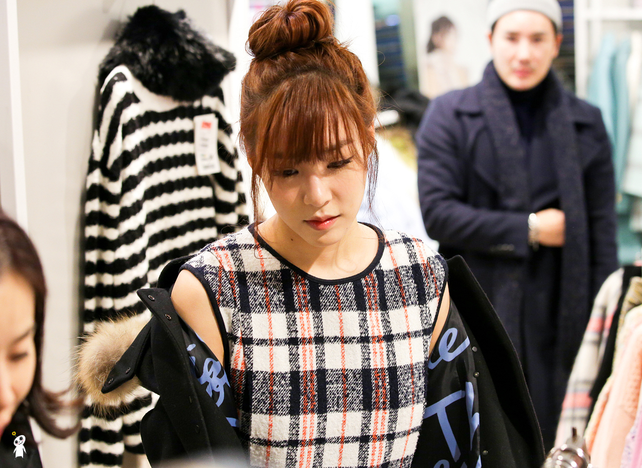 [PIC][28-11-2013]Tiffany ghé thăm cửa hàng "QUA" ở Hyundai Department Store vào trưa nay - Page 3 241FE43F52980CB22E0658