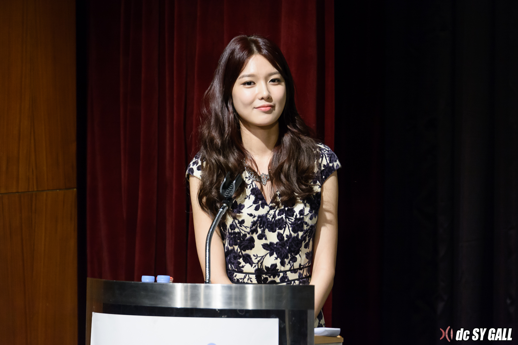 [PIC][05-12-2013]Hình ảnh từ "2013 Women's Film Festival" của MC SooYoung vào tối nay 2532AE4A52A2F14D270D01