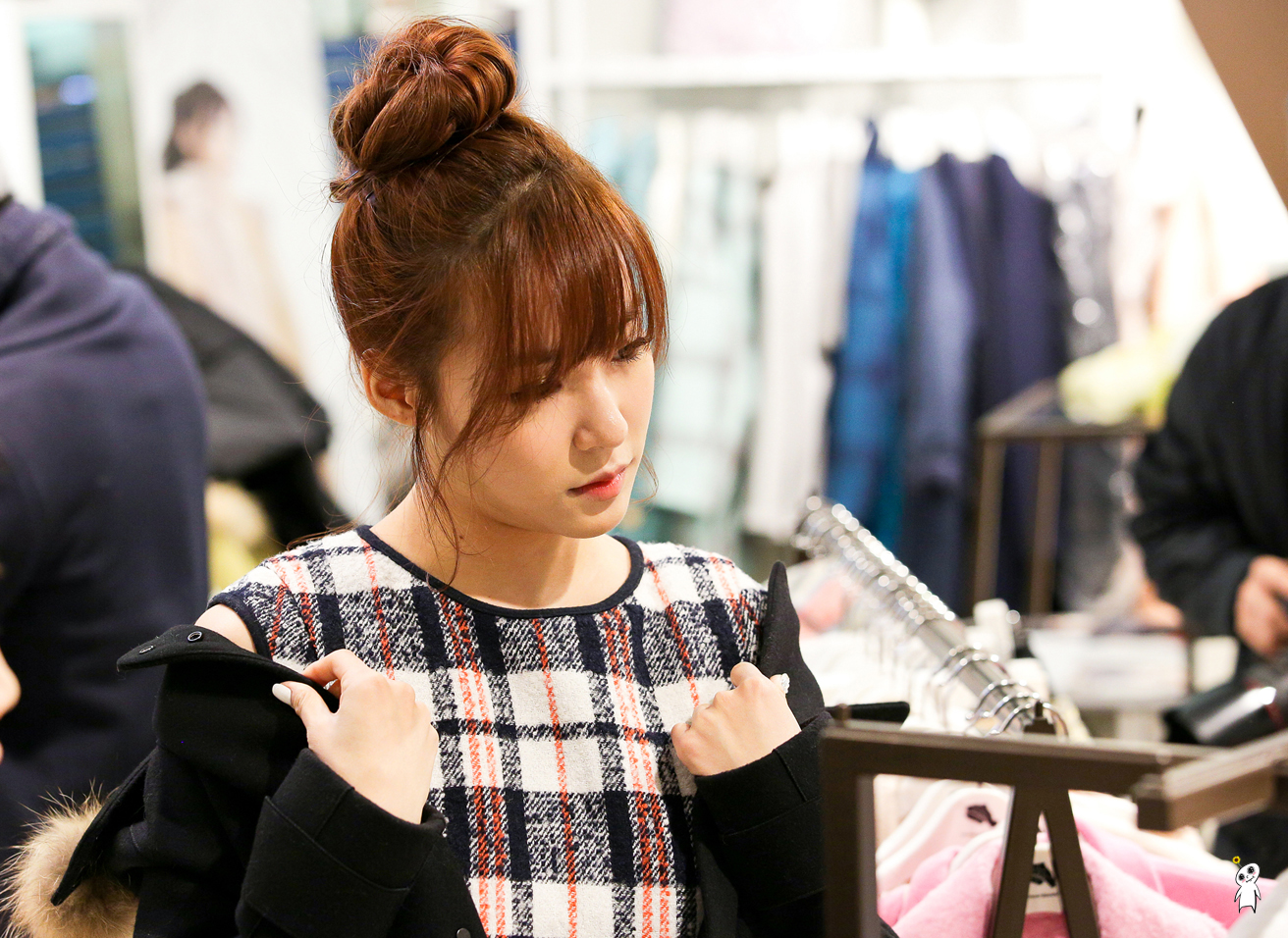 [PIC][28-11-2013]Tiffany ghé thăm cửa hàng "QUA" ở Hyundai Department Store vào trưa nay - Page 3 2546B03F52980CB0227A8B
